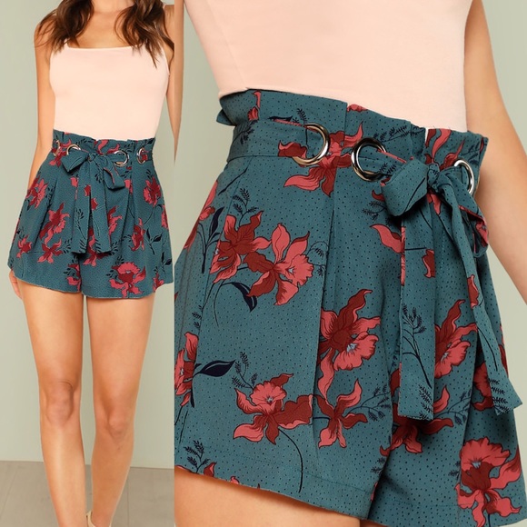 Pants - 🆕Box pleat floral shorts w/ belt